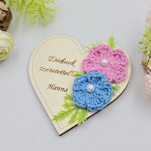 Gravírozott fa hűtőmágnes egyedi felirattal, horgolt virágokkal (20 féle szín)