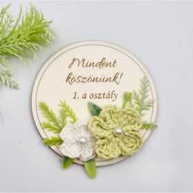   Gravírozott fa hűtőmágnes egyedi felirattal, horgolt virágokkal (20 féle szín)