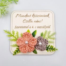   Gravírozott fa hűtőmágnes egyedi felirattal, horgolt virágokkal (20 féle szín)