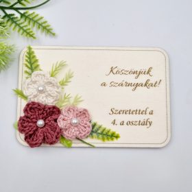   Gravírozott fa hűtőmágnes egyedi felirattal, horgolt virágokkal (20 féle szín)