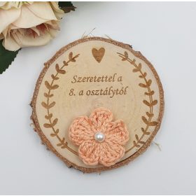   Gravírozott fa hűtőmágnes egyedi felirattal, horgolt virággal (20 féle szín)