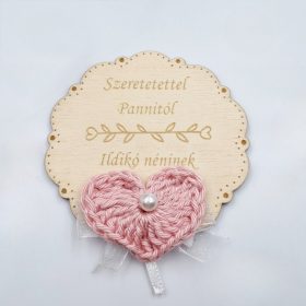   Gravírozott fa hűtőmágnes egyedi felirattal, horgolt szívvel (20 féle szín)