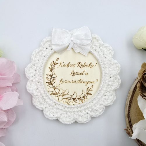 Koszorúslány felkérő ajándék - horgolt, gravírozott hűtőmágnes