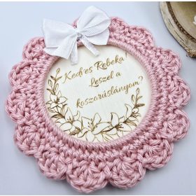  Koszorúslány felkérő ajándék - horgolt, gravírozott hűtőmágnes