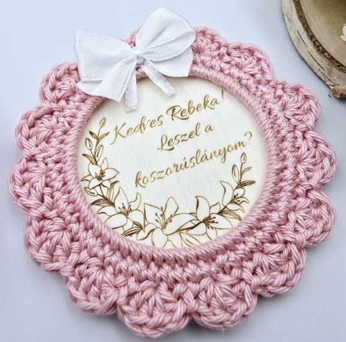 Koszorúslány felkérő ajándék - horgolt, gravírozott hűtőmágnes