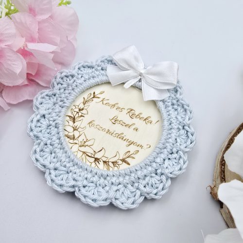 Koszorúslány felkérő ajándék - horgolt, gravírozott hűtőmágnes