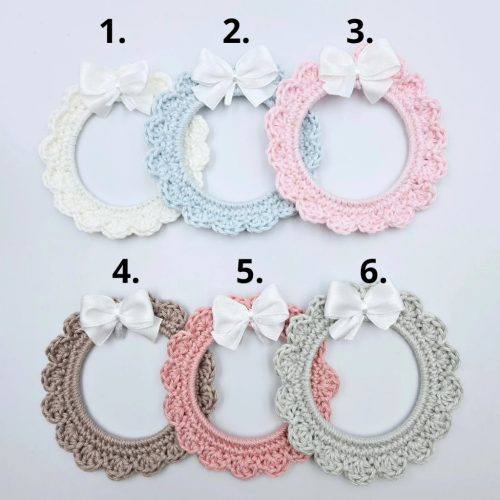 Koszorúslány felkérő ajándék - horgolt, gravírozott hűtőmágnes