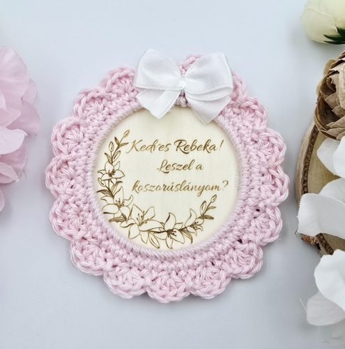 Koszorúslány felkérő ajándék - horgolt, gravírozott hűtőmágnes