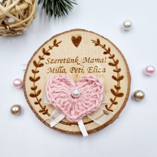 Gravírozott fa hűtőmágnes egyedi felirattal, horgolt szívvel (20 féle szín)
