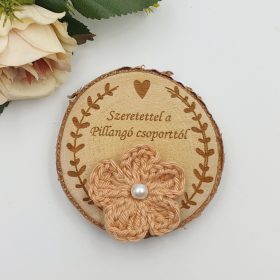 Ajándék tanító néninek, óvó néninek, gravírozott fa hűtőmágnes egyedi felirattal, horgolt virággal