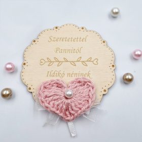 Ajándék tanító néninek, óvó néninek, gravírozott fa hűtőmágnes egyedi felirattal, horgolt szívvel 