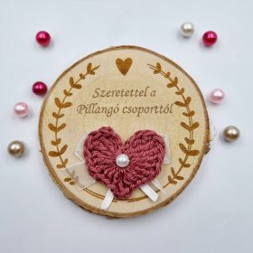 Ajándék tanító néninek, óvó néninek, gravírozott fa hűtőmágnes egyedi felirattal, horgolt szívvel 