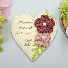 Ajándék tanító néninek, óvó néninek, gravírozott fa hűtőmágnes egyedi felirattal, horgolt virágokkal