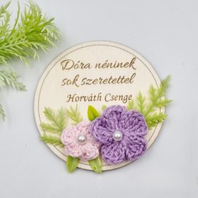 Ajándék tanító néninek, óvó néninek, gravírozott fa hűtőmágnes egyedi felirattal, horgolt virágokkal 