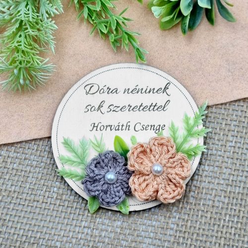 Ajándék tanító néninek, óvó néninek, gravírozott fa hűtőmágnes egyedi felirattal, horgolt virágokkal 