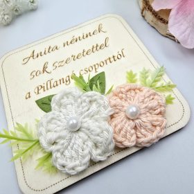 Ajándék tanító néninek, óvó néninek, gravírozott fa hűtőmágnes egyedi felirattal, horgolt virágokkal