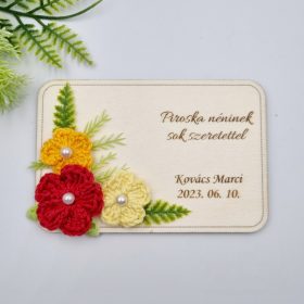Ajándék tanító néninek, óvó néninek, gravírozott fa hűtőmágnes egyedi felirattal, horgolt virágokkal