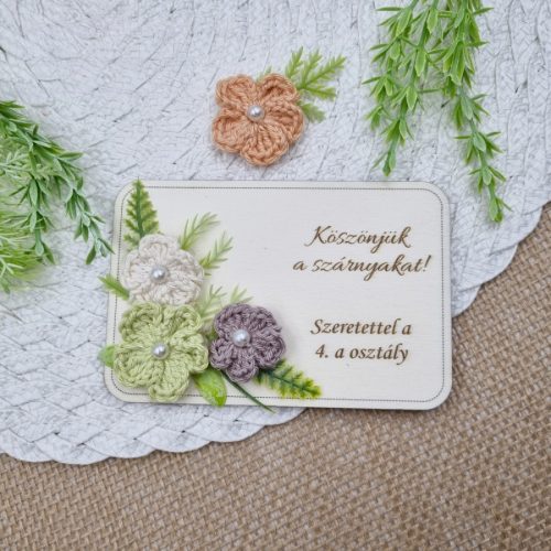 Ajándék tanító néninek, óvó néninek, gravírozott fa hűtőmágnes egyedi felirattal, horgolt virágokkal