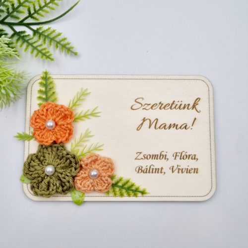 Ajándék tanító néninek, óvó néninek, gravírozott fa hűtőmágnes egyedi felirattal, horgolt virágokkal