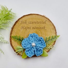 Ajándék tanító néninek, óvó néninek, gravírozott fa hűtőmágnes egyedi felirattal, horgolt virággal