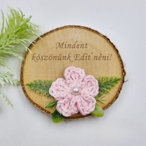 Ajándék tanító néninek, óvó néninek, gravírozott fa hűtőmágnes egyedi felirattal, horgolt virággal