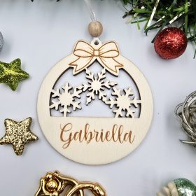Gravírozott fa karácsonyfadísz egyedi névvel (04) (7 cm)