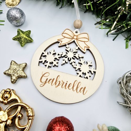 Gravírozott fa karácsonyfadísz egyedi névvel (04) (7 cm)