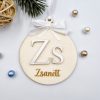 Gravírozott fa karácsonyfadísz egyedi névvel, akrilüveg betűvel -fehér gyöngyház