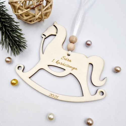 Gravírozott fa karácsonyfadísz egyedi névvel, első karácsonyra (hintaló)