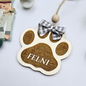 Gravírozott fa karácsonyfadísz egyedi névvel, kutyamancs (6 cm)
