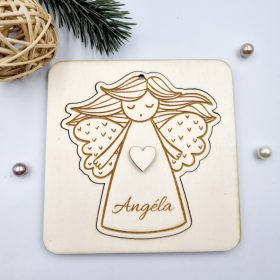   Gravírozott fa karácsonyfadísz egyedi névvel, üzenetküldő keretben (angyalka)
