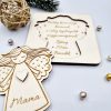Gravírozott fa karácsonyfadísz egyedi névvel, üzenetküldő keretben (angyalka)