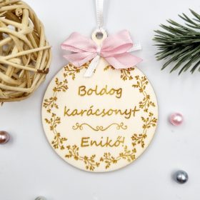   Gravírozott fa karácsonyfadísz egyedi névvel - karácsonyi díszítő motívumokkal