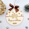 Gravírozott fa karácsonyfadísz egyedi névvel - karácsonyi díszítő motívumokkal