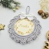 Szürke horgolt karácsonyfadísz gravírozott névvel