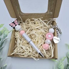 Ajándékdoboz gravírozott kulcstartóval és tollal