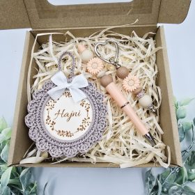   Ajándékdoboz egyedi neves horgolt karácsonyfadísszel, kulcstartóval és tollal