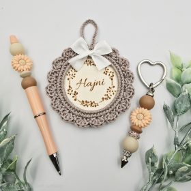   Ajándékdoboz egyedi neves horgolt karácsonyfadísszel, kulcstartóval és tollal