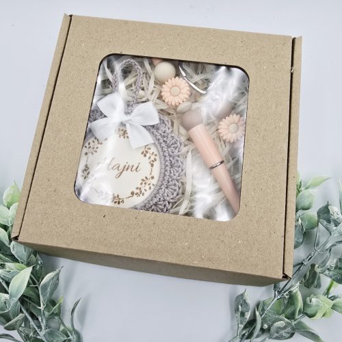 Ajándékdoboz egyedi neves horgolt karácsonyfadísszel, kulcstartóval és tollal