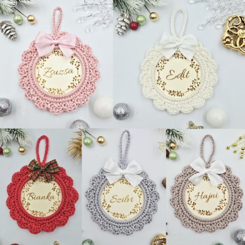 Ajándékdoboz egyedi neves horgolt karácsonyfadísszel, kulcstartóval és tollal
