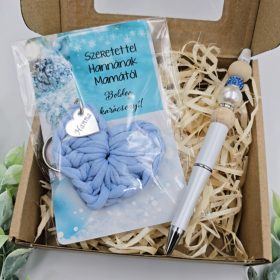   Ajándékdoboz horgolt szív kulcstartóval és gyöngyös tollal