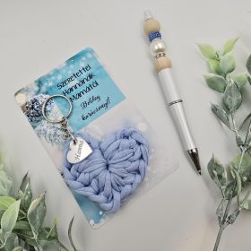   Ajándékdoboz horgolt szív kulcstartóval és gyöngyös tollal