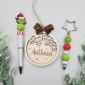   Grinch karácsonyi ajándékdoboz egyedi névvel gravírozott karácsonyfadísszel