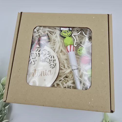 Grinch karácsonyi ajándékdoboz egyedi névvel gravírozott karácsonyfadísszel