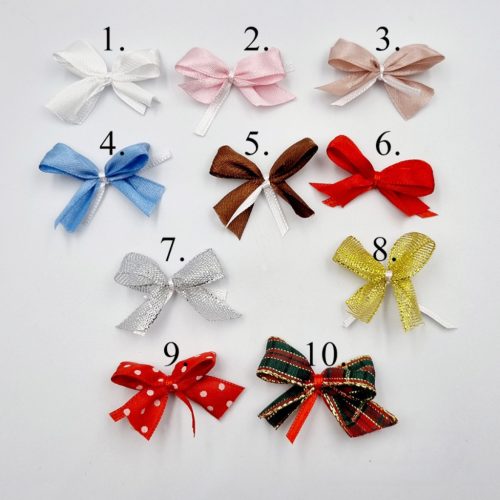 Grinch karácsonyi ajándékdoboz egyedi névvel gravírozott karácsonyfadísszel