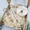 Karácsonyi ajándékdoboz gravírozott dísszel, tollal, és kulcstartóval