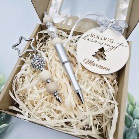   Karácsonyi ajándékdoboz gravírozott dísszel, tollal, és kulcstartóval