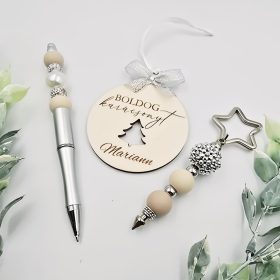   Karácsonyi ajándékdoboz gravírozott dísszel, tollal, és kulcstartóval