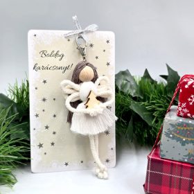   Makramé angyalka, kulcstartó karácsonyi ajándékkártyán