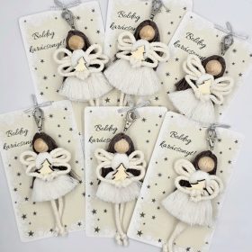   Makramé angyalka, kulcstartó karácsonyi ajándékkártyán